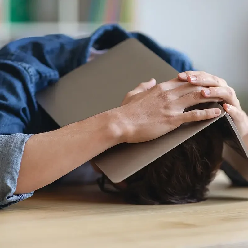 Laptop-On-Head (1)